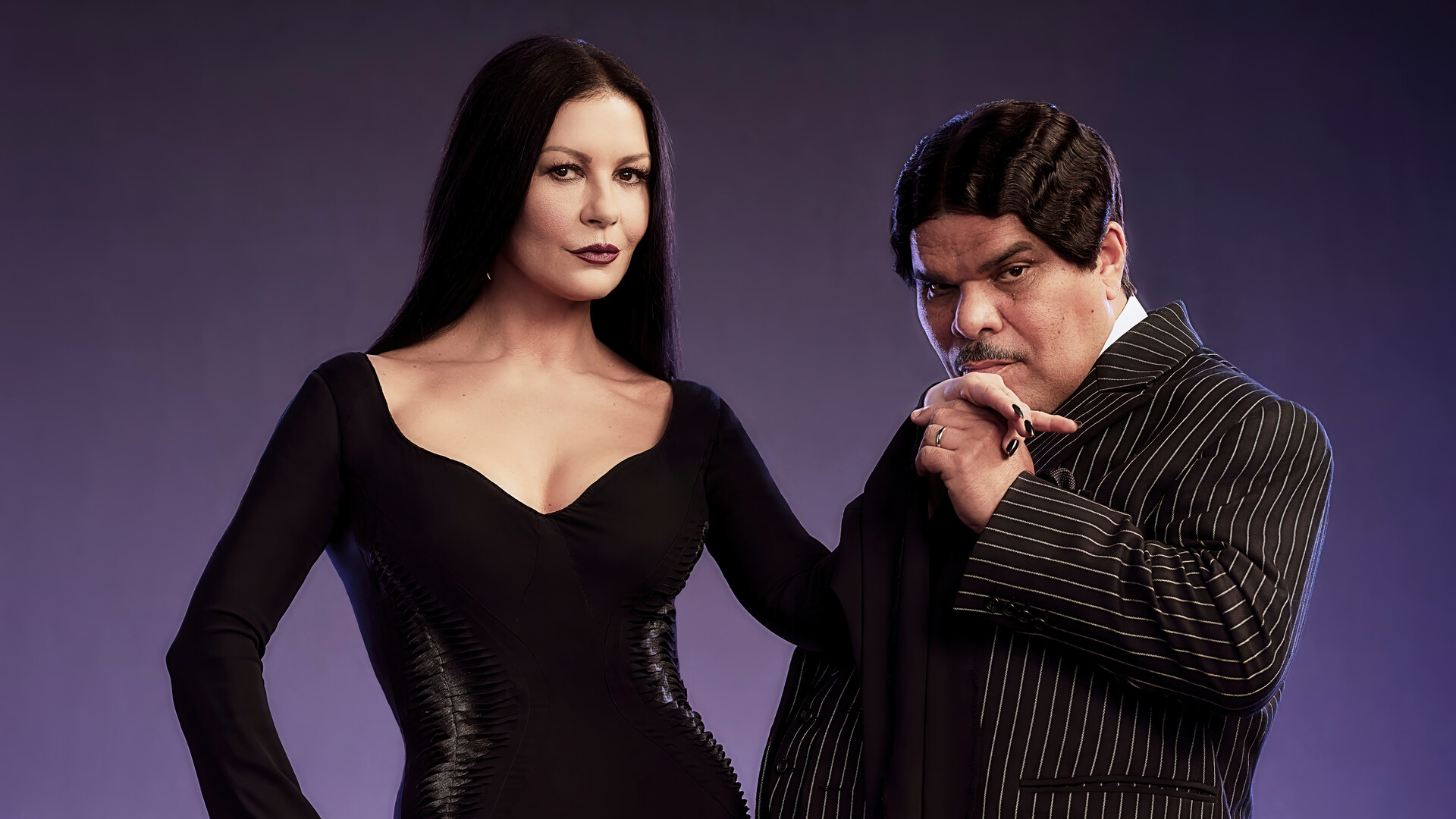 Gomez Addams (Luis Guzmán) dan Morticia Addams (Catherine Zeta-Jones)